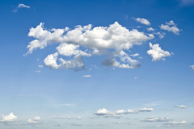 Immagine puramente decorativa che rappresenta un cielo azzurro con qualche nuvola