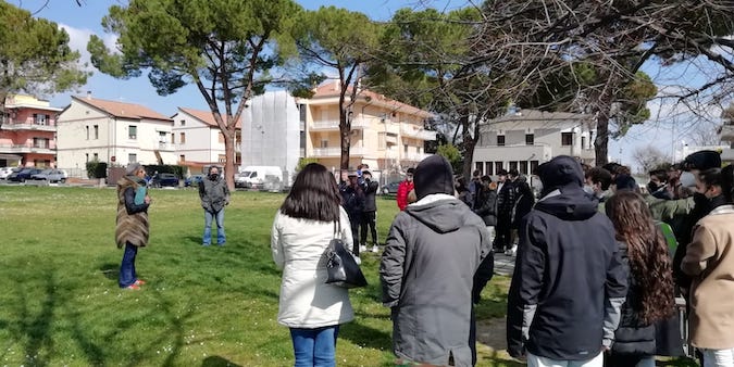 Nella foto i ragazzi durante la visita alla stazione fissa di monitoraggio qualità dell'aria