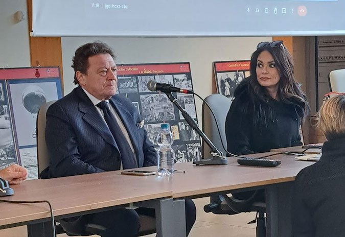 Nella foto l'Avv. Dionisio e l'attrice Maria Grazia Cucinotta durante la presentazione.