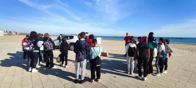 Nella foto i ragazzi durante il laboratorio in spiaggia.