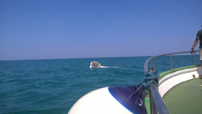 La motonave Ermione durante il soccorso in mare