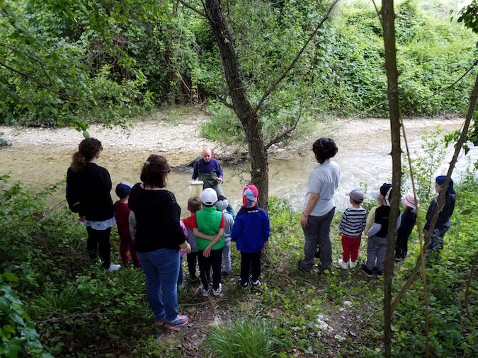 Foto dei ragazzi nei pressi del fiume