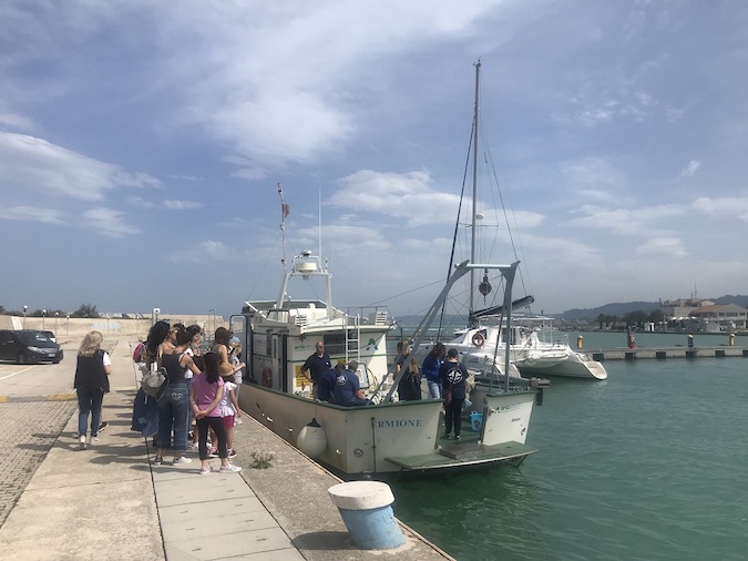 le tante persone, soprattutto bimbi, accorse al porto turistico di Pescara per salutare Zita e Antonietta