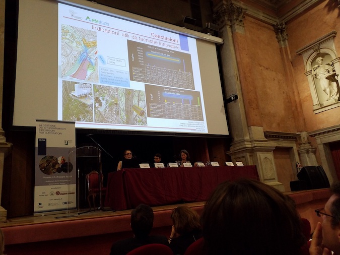 La geologa Lucina Luchetti del Distretto provinciale Arta di Chieti durante il suo intervento al convegno Inail di Venezia