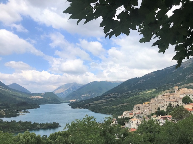  Il lago di Barrea, che raggiunge la profondità massima di 31 metri, è stato ricavato nel 1951 dallo sbarramento del fiume Sangro presso la forra di Barrea.