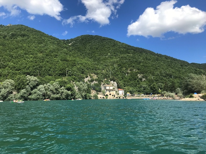 Il lago di Scanno, di origine naturale e dalla particolare forma a cuore, è interamente balneabile da decenni.