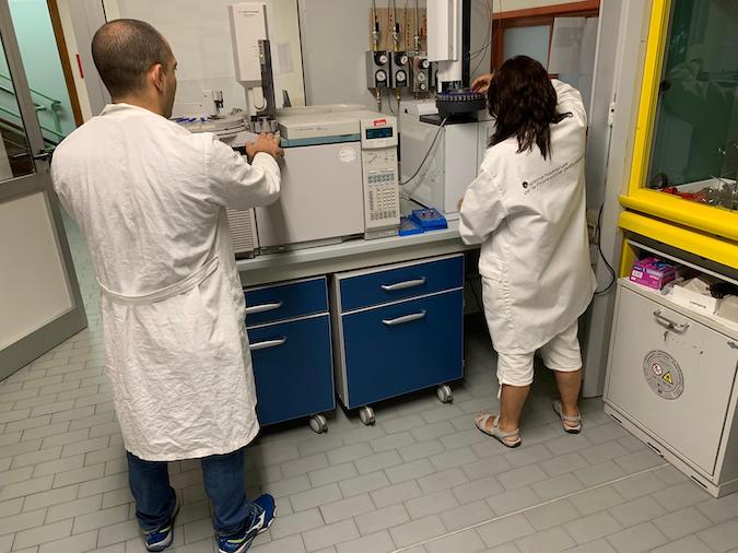  Nella foto i tecnici Antonella Raschiatore e Mosè Lamolinara del laboratorio del Distretto Arta di L'Aquila che è Centro riferimento regionale sostanze stupefacenti..