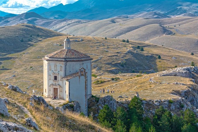 immagine a scopo decorativo con paesaggio abruzzese